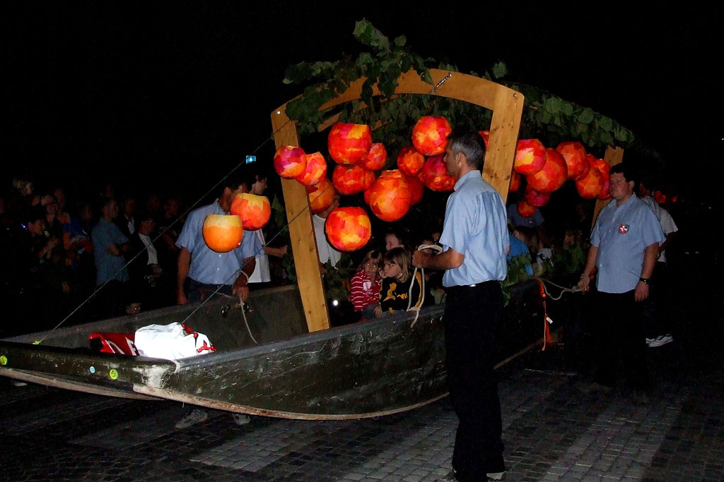 Pontoniere ermöglichen mit ihren Booten auf Rädern behinderten Kindern und Jugendlichen, aktiv am Bachfischet teilzunehmen (c) Adolf Fäs, Aarau 2009
