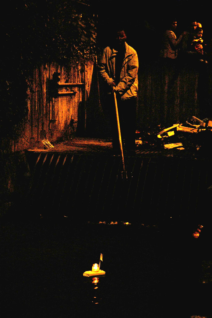 Wie bei der lebendigen Tradition des Lichterschwemmens lässt die Aarauer Bevölkerung Lichter und Feuerschiffchen den Stadtbach hinunter © Roger Gryzlak, Aarau 2009