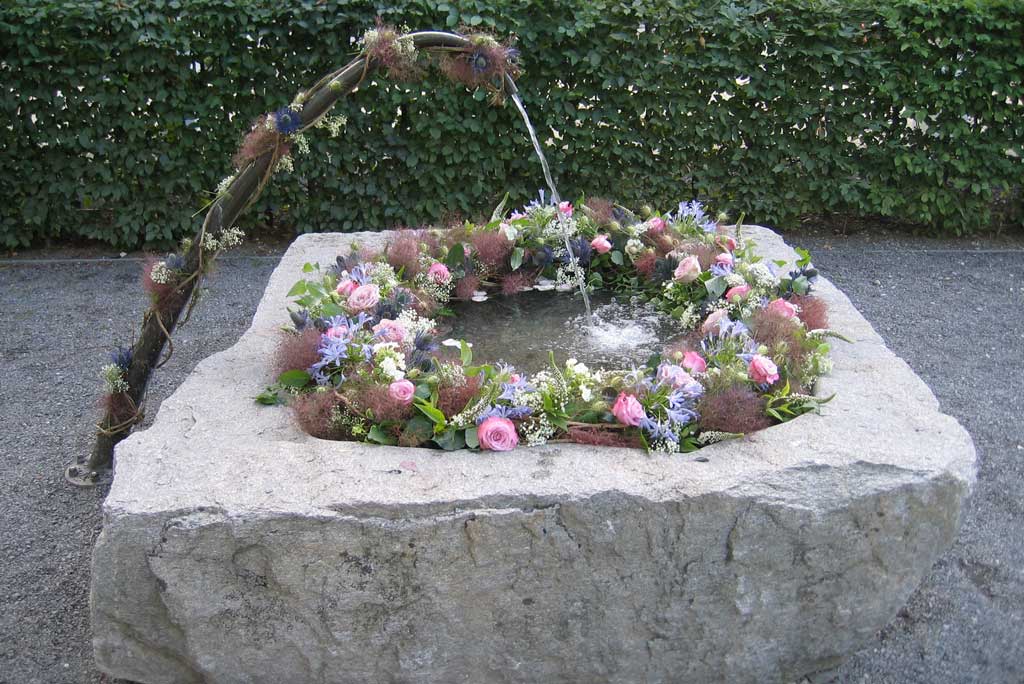 Geschmückter Brunnen bei der katholischen Kirche in Aarau © Karin Janz, 2011