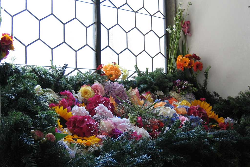 Von Schülern wunderbar geschmücktes Fenster in der Stadtkirche von Lenzburg © Karin Janz, 2011