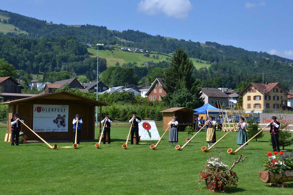 Alphornvortrag am Zentralschweizerischen Jodlerfest 2012 © Annalies Studer/Zeitschrift Schwingen Hornussen Jodeln