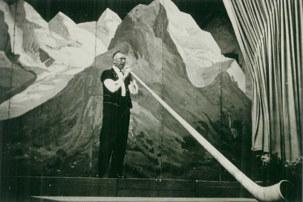 Alphornbläser im Festspiel anlässlich des Eidgenössischen Jodlerfestes 1924 in Basel