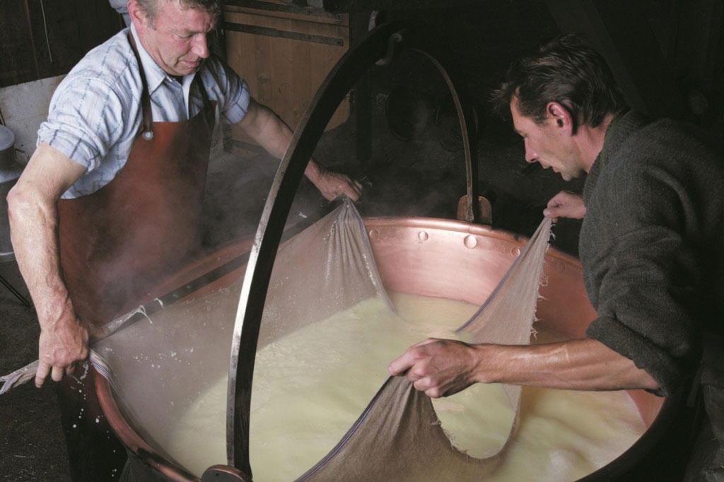 Käseherstellung in einer Alphütte im Greyerzerland, 21. Jahrhundert © Interprofession du Gruyère AOC
