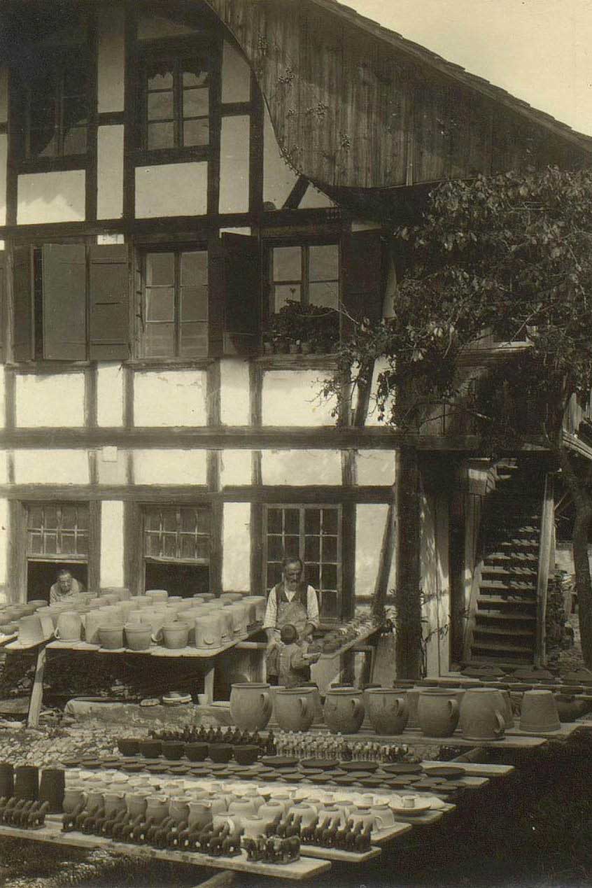 Heimberg, 1917: Frischgeformte Töpferwaren werden an der Luft getrocknet © Hermann Stauder/Fotostiftung Schweiz