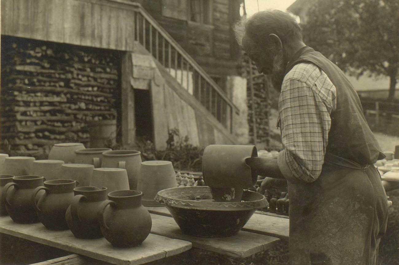Heimberg, 1917: Die frischgeformten Töpferwaren werden, nachdem sie an der Luft getrocknet, mit Farbe übergossen © Hermann Stauder/Fotostiftung Schweiz