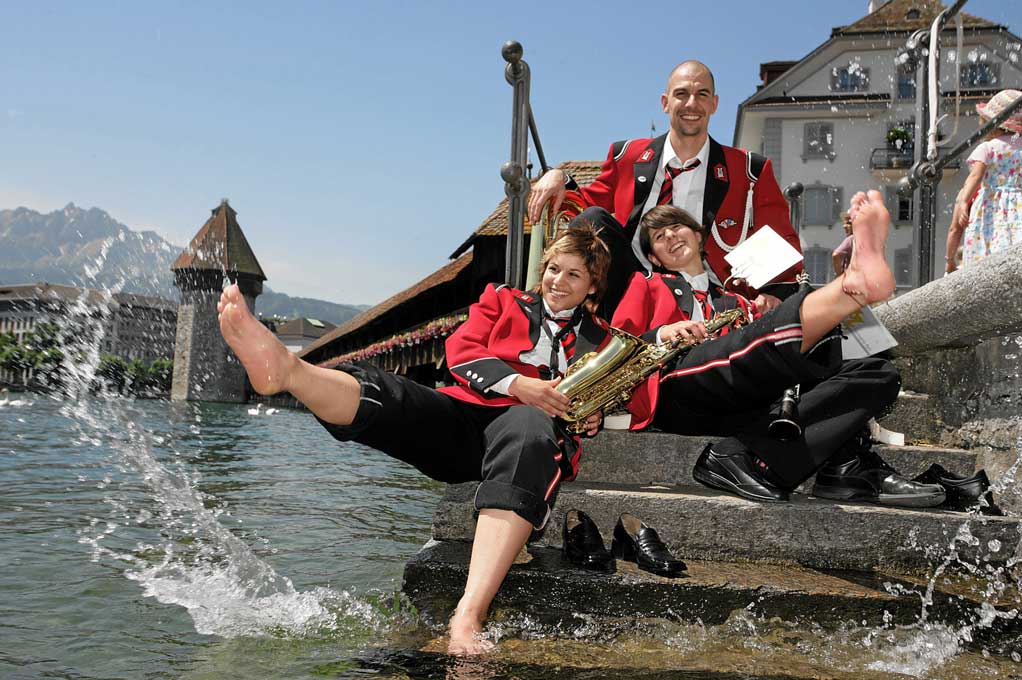 Eidgenössisches Musikfest 2006, Luzern: Abkühlung für heisse Füsse © swiss-image.ch/Andy Mettler