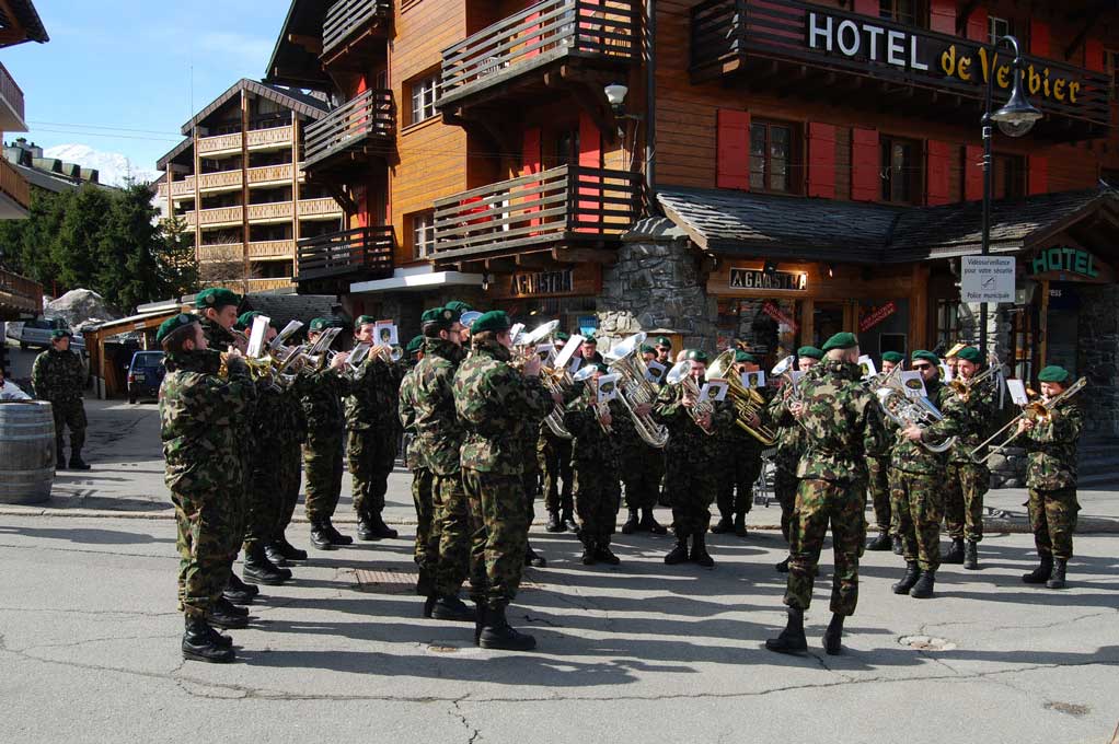 Platzkonzert des Militärspiels Territorialregion 2 während der Patrouille des Glaciers in Verbier © Kompetenzzentrum Militärmusik