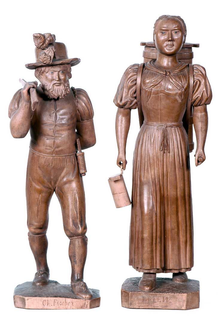 Christian Fischer sen. (1789–1848): Wilhelm Tell, um 1820–1830 (Ahorn, H = 35.5 cm), und Sennerin, um 1830–1840 (Birnbaum, H = 38.5 cm) © Schule für Holzbildhauerei Brienz