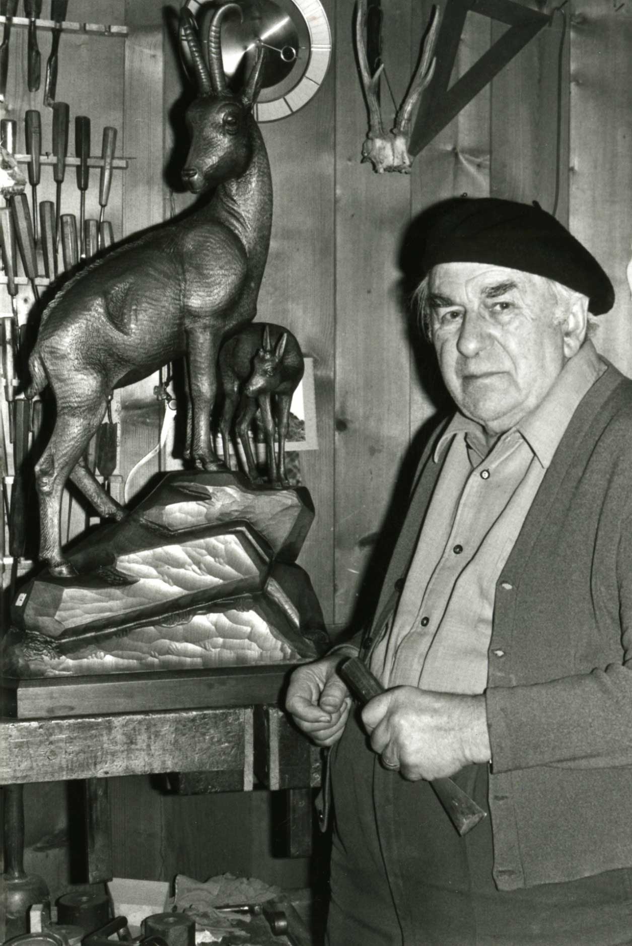 Schnitzler mit Werkstück, Brienz, um 1968 © Peter Ernst, Brienz/Stiftung Holzbildhauerei