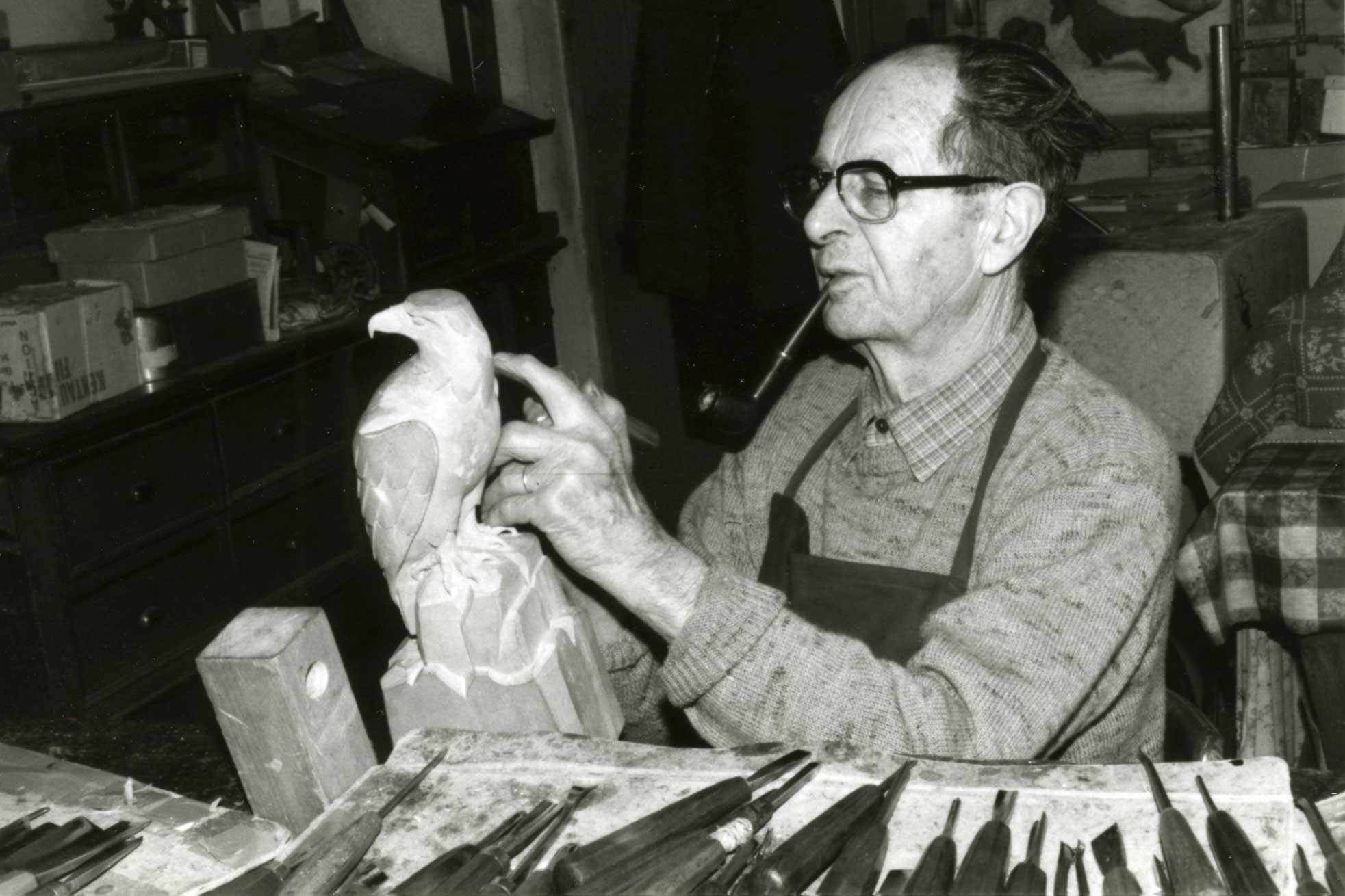 Schnitzler mit Werkstück, Schwanden bei Brienz, um 1960 © Peter Ernst, Brienz/Stiftung Holzbildhauerei