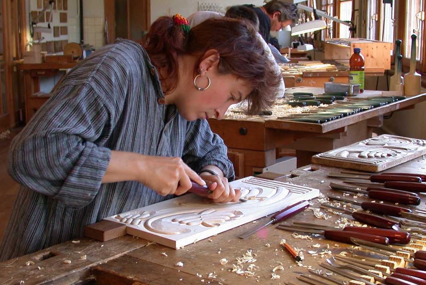 Brienz, 2003: Schülerin der Schule für Holzbildhauerei bei der Arbeit © Schule für Holzbildhauerei Brienz