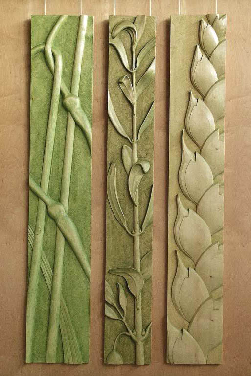 Drei Reliefs mit Pflanzen, Schülerarbeit, 2004 (Linde gebeizt, H=60cm) © Schule für Holzbildhauerei Brienz