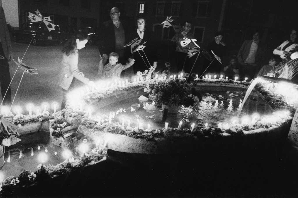 Publikum rund um einen Brunnen © Fonds l’Express/Département audiovisuel de la Bibliothèque de la Ville de La Chaux-de-Fonds