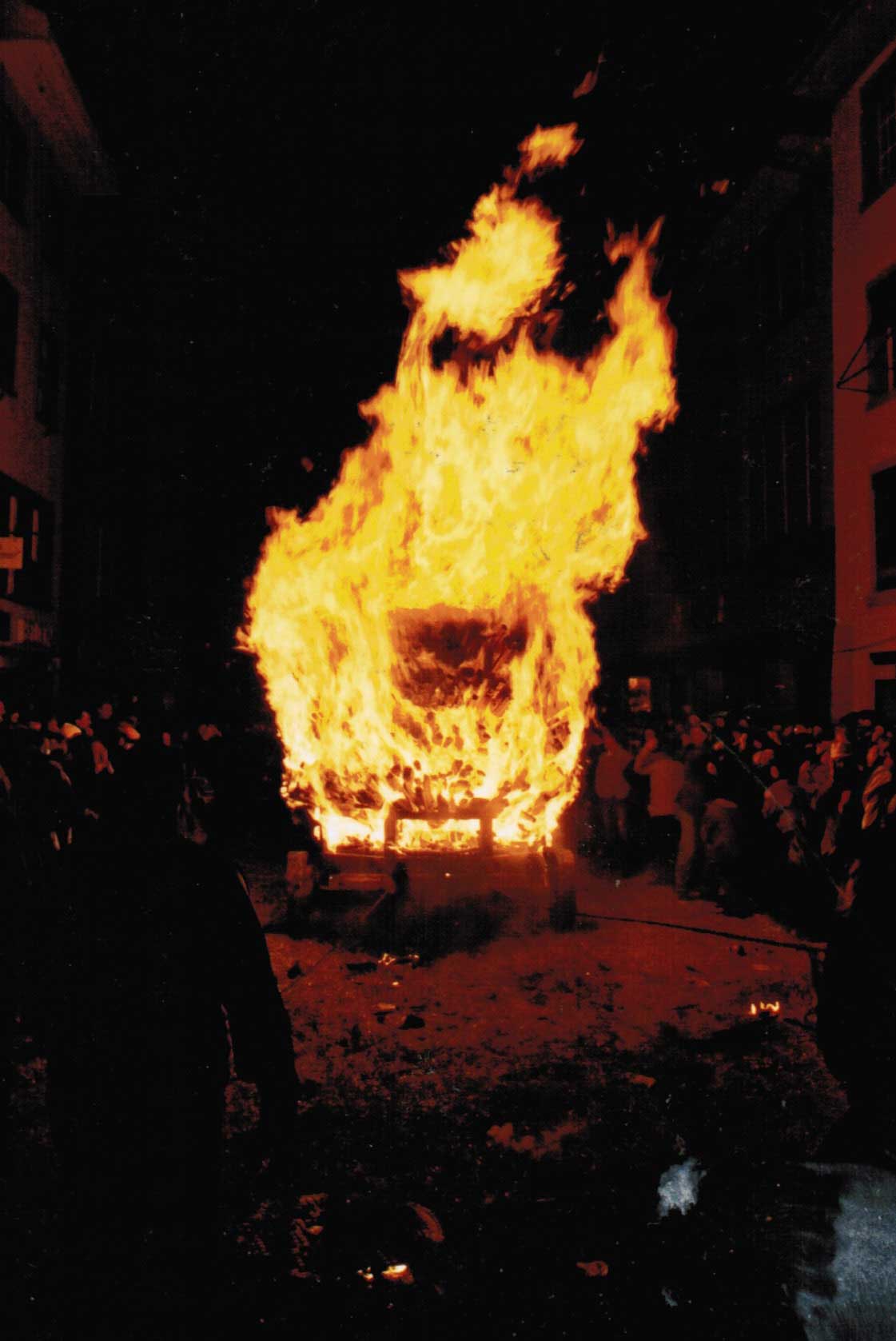 Die Zuschauermenge weicht vor der infernalischen Hitze des brennenden Feuerwagens zurück, 2004 © Hanspeter Meyer