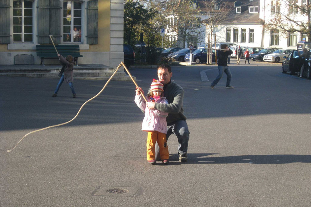 Wie hier am Klausmarkt, geben häufig die Eltern die richtige Technik an den Nachwuchs weiter © Urs Schwager, 2008