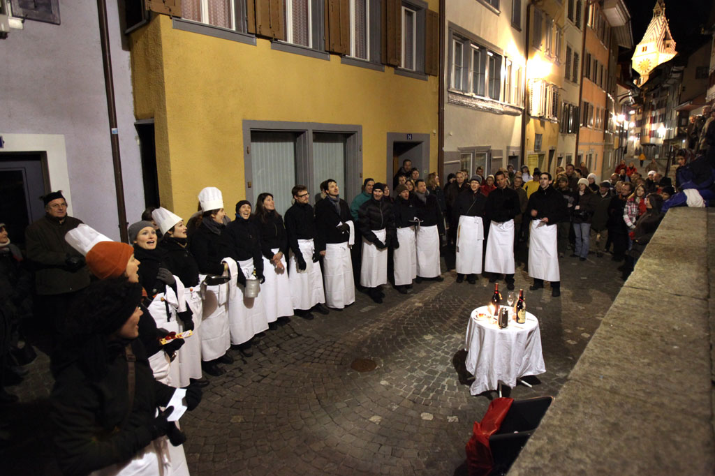 Die «Candle Light Singers» geben in der Ober Altstadt ein Ständchen, 2010 © Christof Borner-Keller/Neue Zuger Zeitung