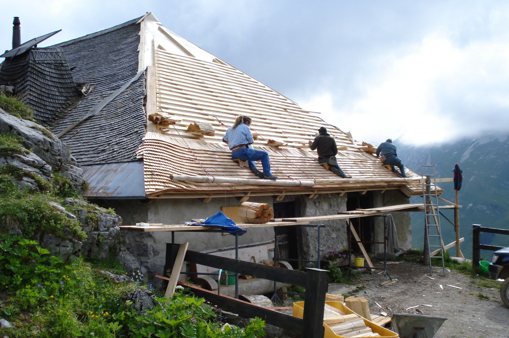 Chalet du Pralet, Schindelmacher an der Arbeit an einem grossen Dach © Florence Bays, 2007