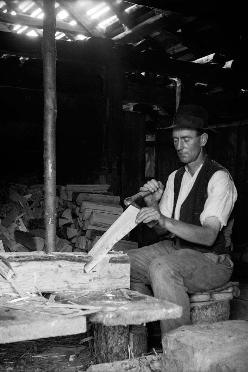 Schindelmacher beim Zuschneiden von Schindeln, Sorens im Greyerzerland, Oktober 1938 © Glasson/Musée gruérien, Bulle