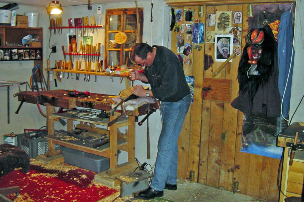 Im Atelier des Bildhauers Oskar Ebiner in Ferden, 2004 © Hans Kalbermatten/Lötschentaler Museum, Kippel