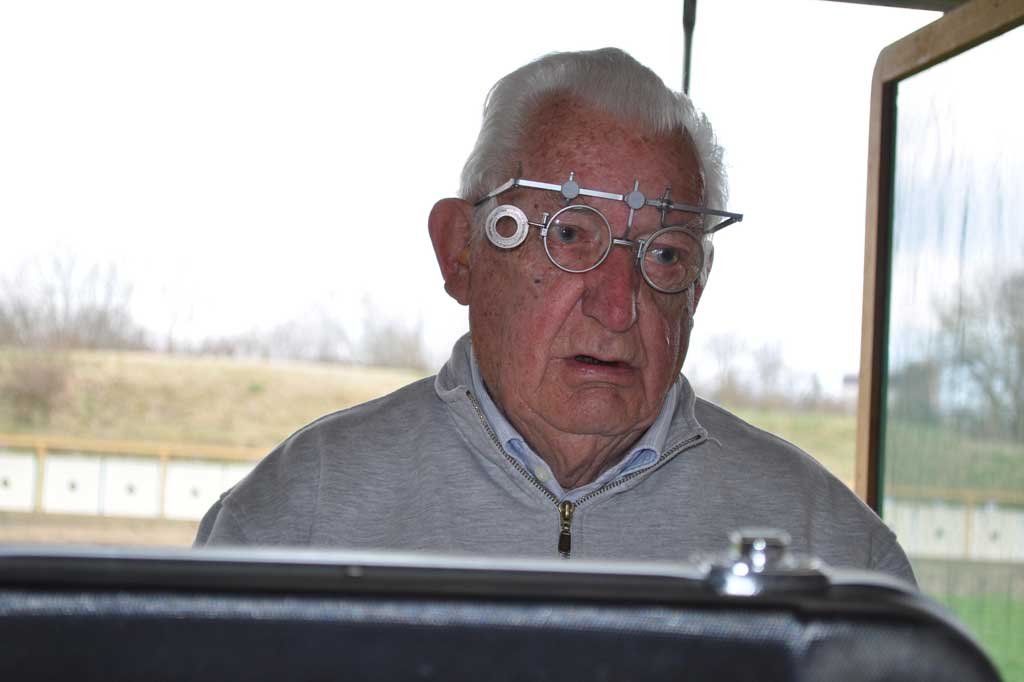 Mit stolzen 87 Jahren hat der Pistolenschütze Otto Brunschwiler aus Rickenbach TG beim Eidgenössischen Feldschiessen zum 70. Mal eine Kranzauszeichnung gewonnen. © SIS (Friedrich Kugler)