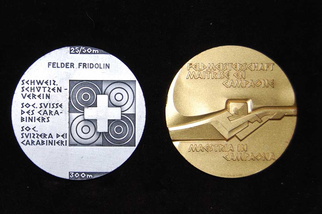 Neue, heutige Serie der 1.-3. Feldmeisterschaftsmedaillen (Bronze, Silber, Gold), 1974 eingeführt. © Schweizer Schützenmuseum Bern (Cornelia Weber)