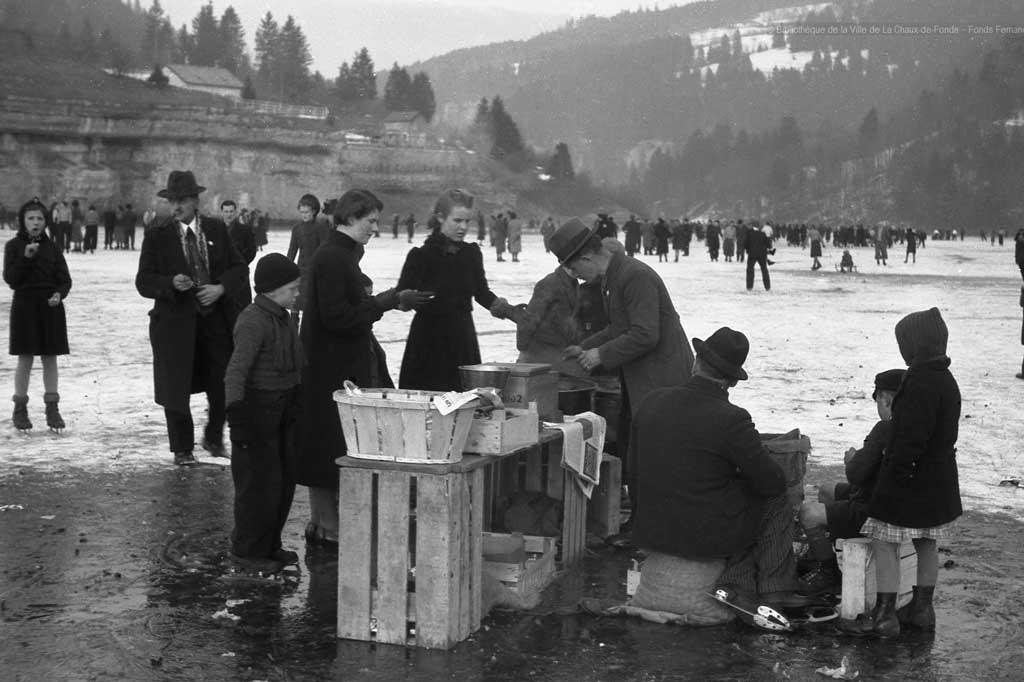 Händler auf dem zugefrorenen Doubs (1930er- bis 1950er-Jahre) © Fernand Perret/Département audiovisuel de la Bibliothèque de la Ville de La Chaux-de-Fond