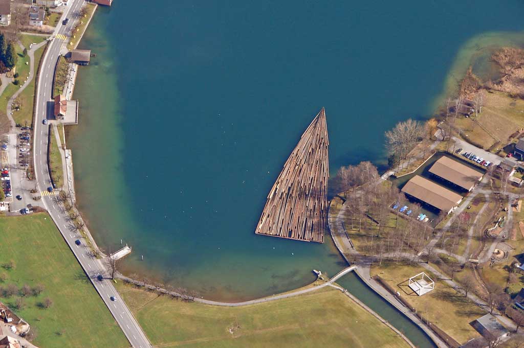Flugaufnahme des Flosses beim Lorzenausfluss in Unterägeri, 2008 © Jürg Bernhard, OK Flössen, Korporation Oberägeri