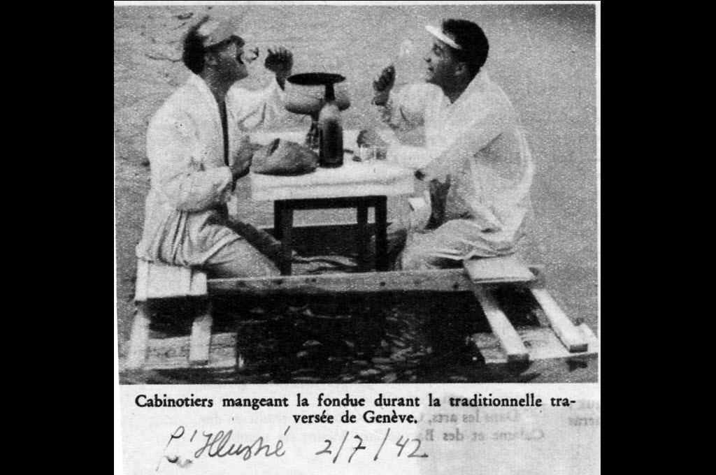 Das Fondue als praktisches Gericht für jede Gelegenheit, zum Beispiel auf einem Floss auf dem Genfersee © L’Illustré 1942
