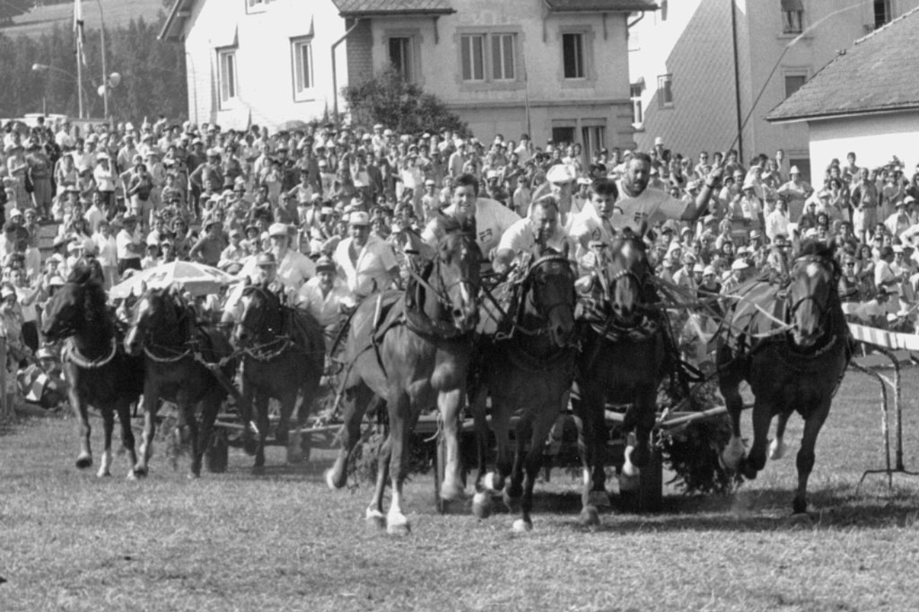 Pferdemarkt Saignelégier, 1991: Wagenrennen mit Vierspännern © Archives cantonales jurassiennes (ArCJ)
