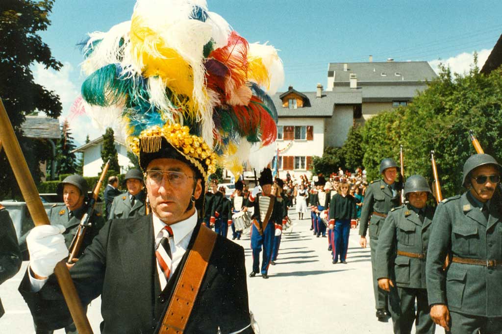 Prozession mit dem «capetan» im Vordergrund, dem Militär und den Tambouren © Jean-Yves Glassey/Geschichtsmuseum Wallis, Sitten, 1990