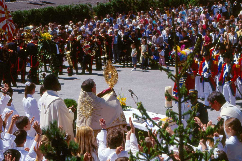 Am Feldaltar erteilt der Priester den Gläubigen mit der Monstranz den Segen © Thomas Antonietti, 1999