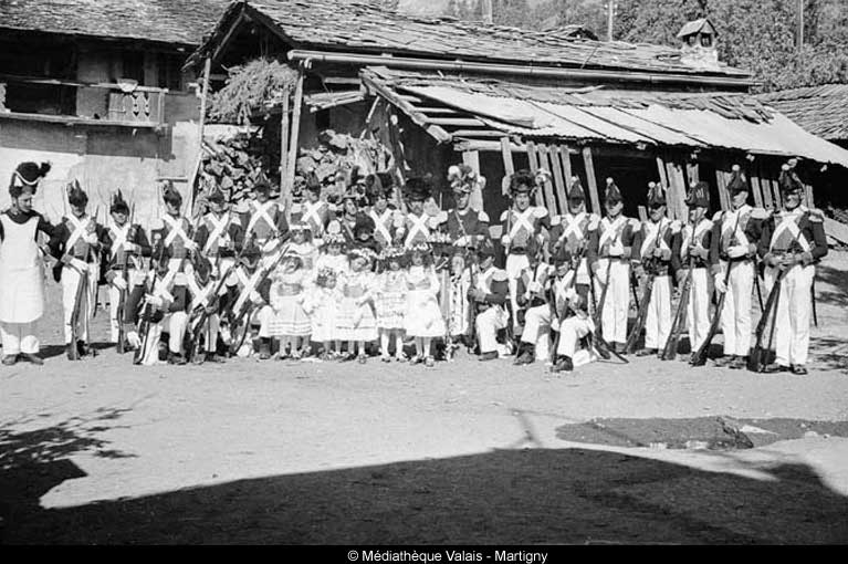 Teilnehmer aus dem Dorf Granois am Fronleichnamsfest von Savièse 1934 © Raymond Schmid/Mediathek Wallis, Martigny