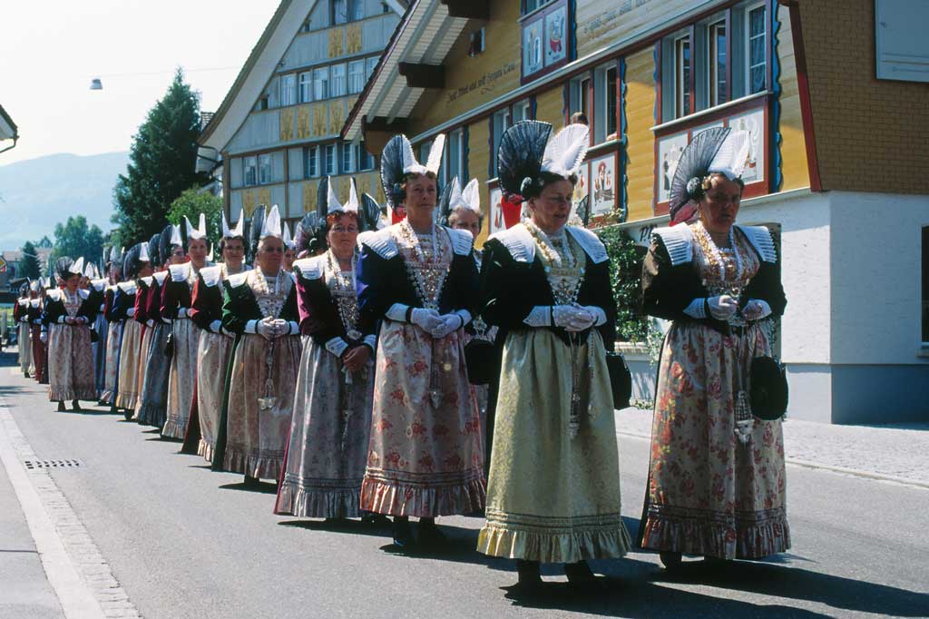Fronleichnamsprozession auf der Weissbadstrasse, Appenzell; Frauen in der Innerrhoder Festtagstracht 2002 © Marc Hutter/Kanton Appenzell Innerrhoden