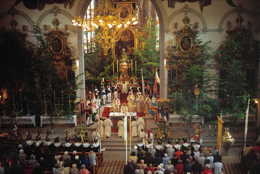 Schlusssegen in der Pfarrkirche St. Mauritius, Fronleichnamsprozession Appenzell, 2002 © Marc Hutter/Kanton Appenzell Innerrhoden