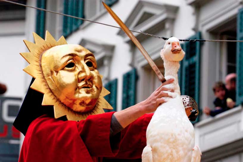 Bevor der Schläger den Hieb ausführt, ertastet er den Hals der Gans, 2004 © Bruno Meier, Sursee / Gansabhauet-Komitee, Sursee