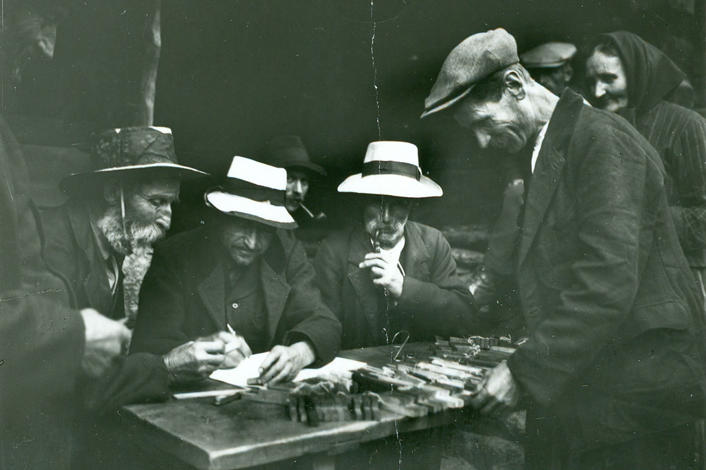 Ferden im Lötschental: Alprechnung mit Tesseln (Holzurkunden), um 1925 © Albert Nyfeler/Mediathek Wallis, Martigny