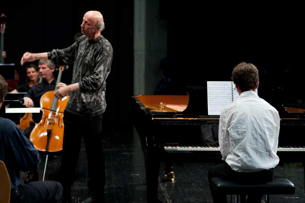 Christoph Kobelt dirigiert ein Klavierkonzert am Begabtenkonzert der Musikschule Glarus © Christoph Kobelt, 2011