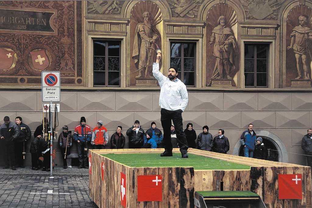 Am Morgen des Dreikönigstags findet auf dem Hauptplatz in Schwyz das «Priis-Chlepfä» statt, 2004 © Christof Hirtler, Altdorf