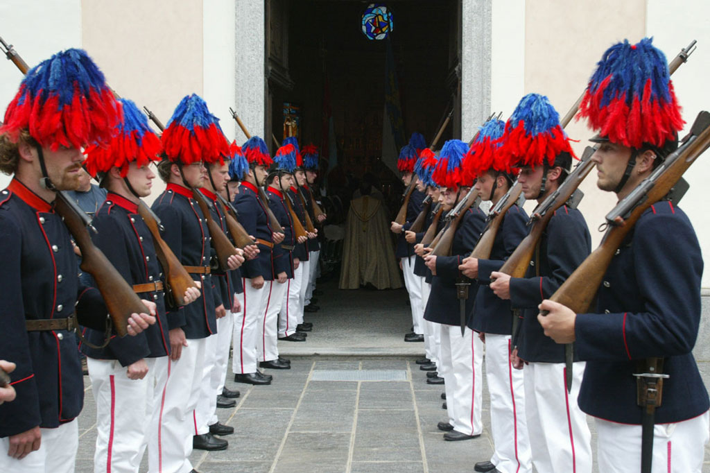 Ponto Valentino: Angetretene Mitglieder der Miliz auf dem Platz vor der Kirche S. Martino © Ely Riva, 2003