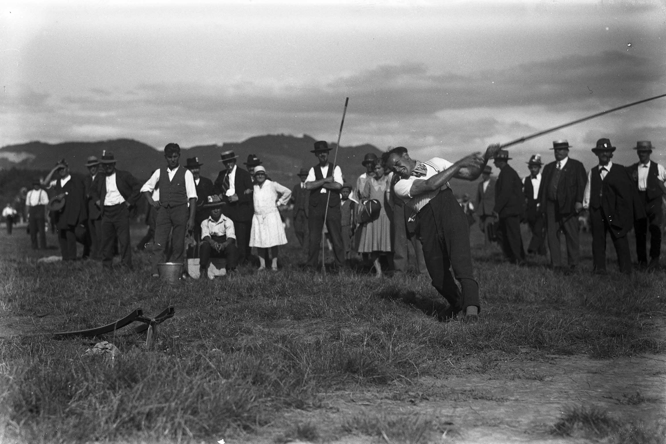 Eidgenössisches Hornusserfest Thun, 1930: Hornusser beim Abschlag des Hornuss (Foto von Carl Jost) © Carl Jost/Staatsarchiv Bern