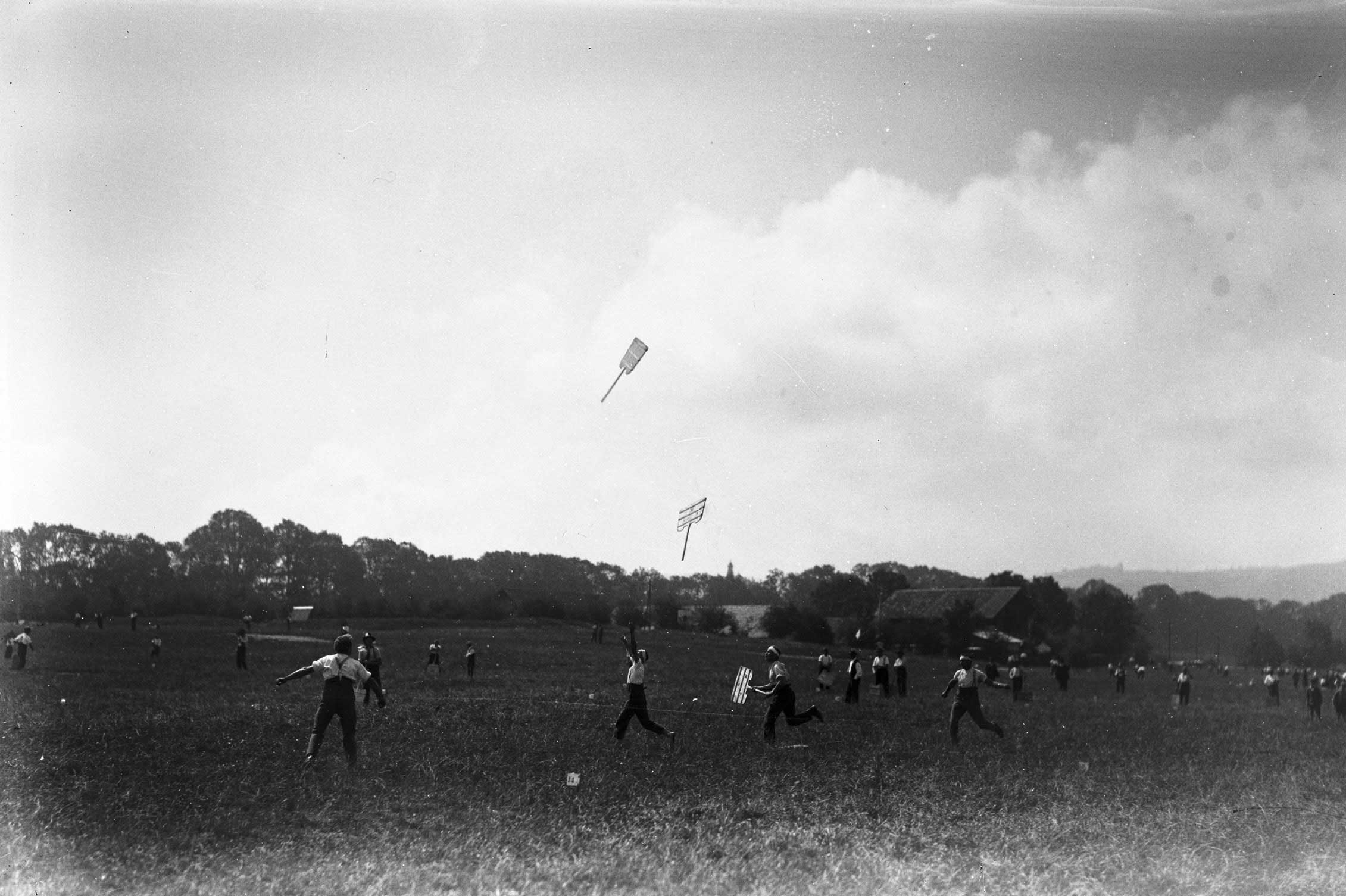 Eidgenössisches Hornusserfest Thun, 1930: Hornusser werfen Schindeln (Foto von Carl Jost) © Carl Jost/Staatsarchiv Bern