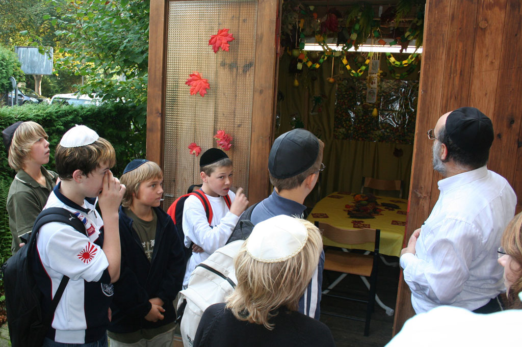 Der Rabbiner der Israelitischen Gemeinde Baden erklärt einer Schulklasse das Laubhüttenfest © Schule Baden, Klasse 27, 2007