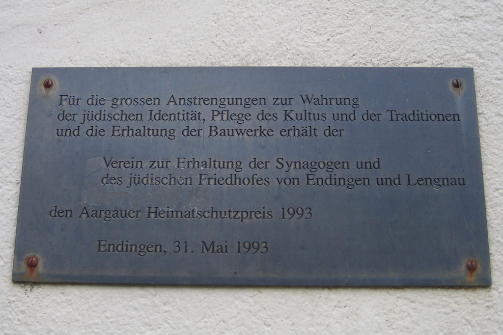 Tafel an der Synagoge Endingen zum Heimatschutzpreis 1993. Die Synagogen, der Friedhof und eine Mikwe stehen unter Denkmalschutz © Karin Janz, 2011