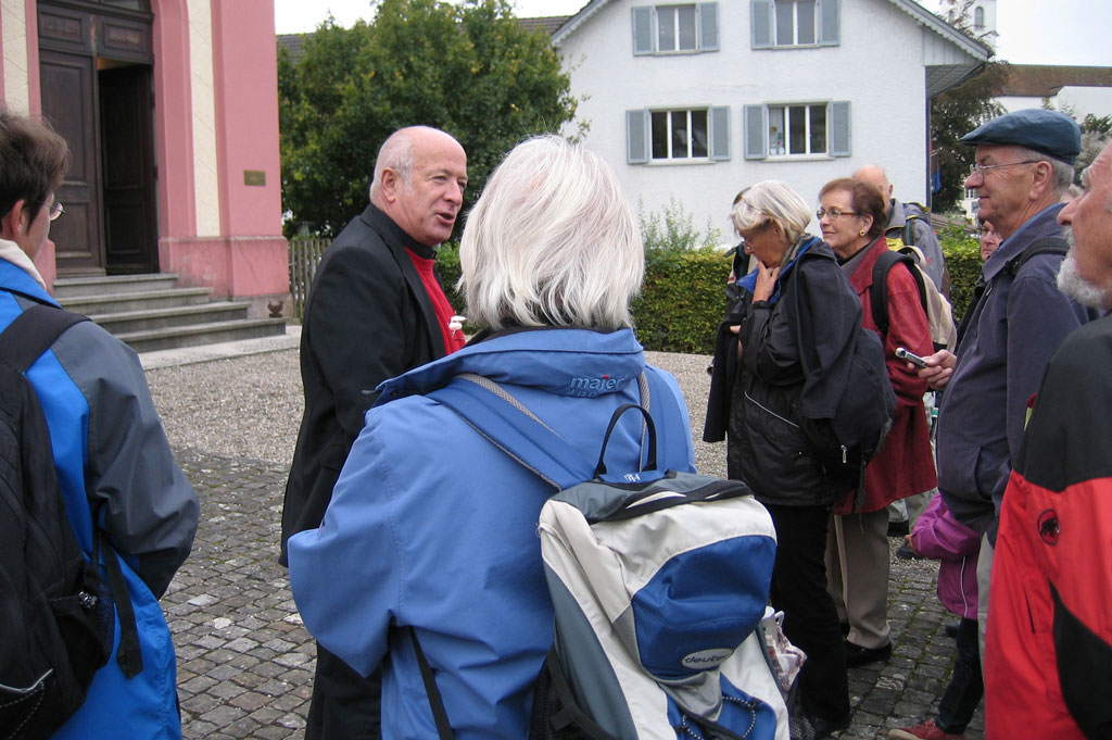 Fachkundig begleitet Roy Oppenheim eine Besuchergruppe auf dem Jüdischen Kulturweg Endingen-Lengnau © Karin Janz, 2011