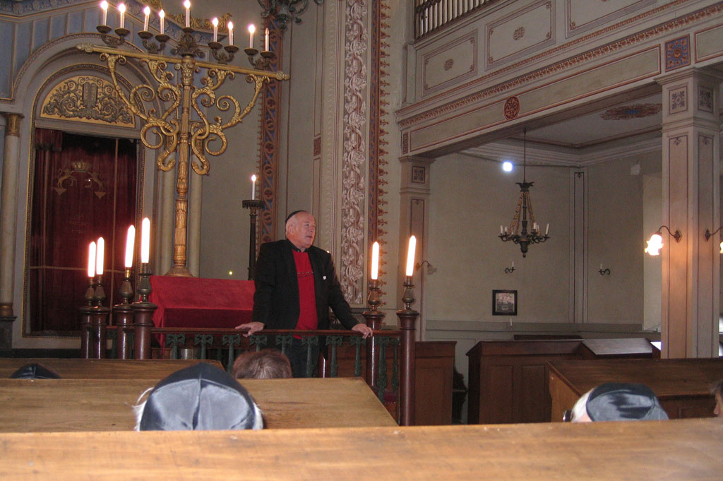 Synagoge Lengnau: Männliche Besucher erhalten die Kopfbedeckung («Kippa»), die in der Synagoge getragen wird © Karin Janz, 2011