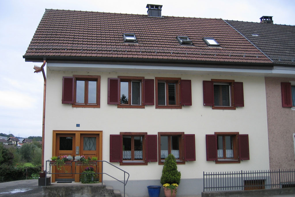 Haus mit Doppeleingang an der Vogelsangstrasse in Lengnau © Karin Janz, 2011