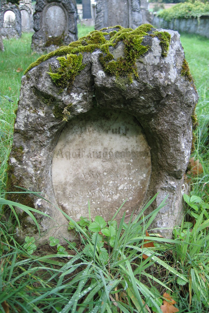 Kleiner Grabstein für ein Kind auf dem jüdischen Friedhof Endingen-Lengnau © Karin Janz, 2011