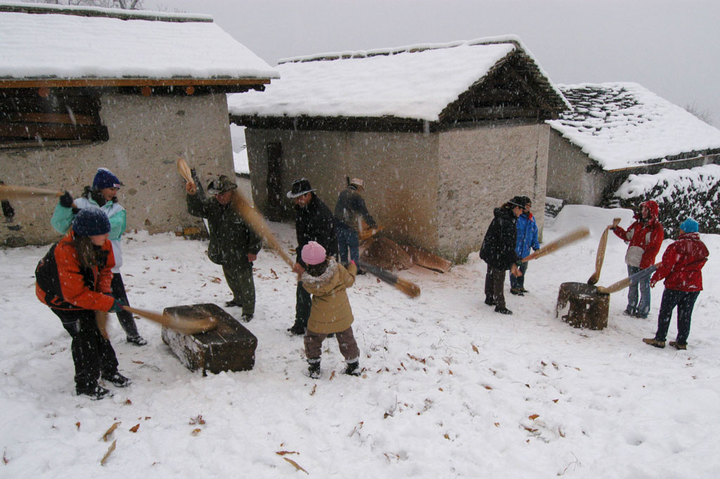 Kastanienklopfen in Castasegna, Val Bregaglia © Max Weiss/Montabella Verlag