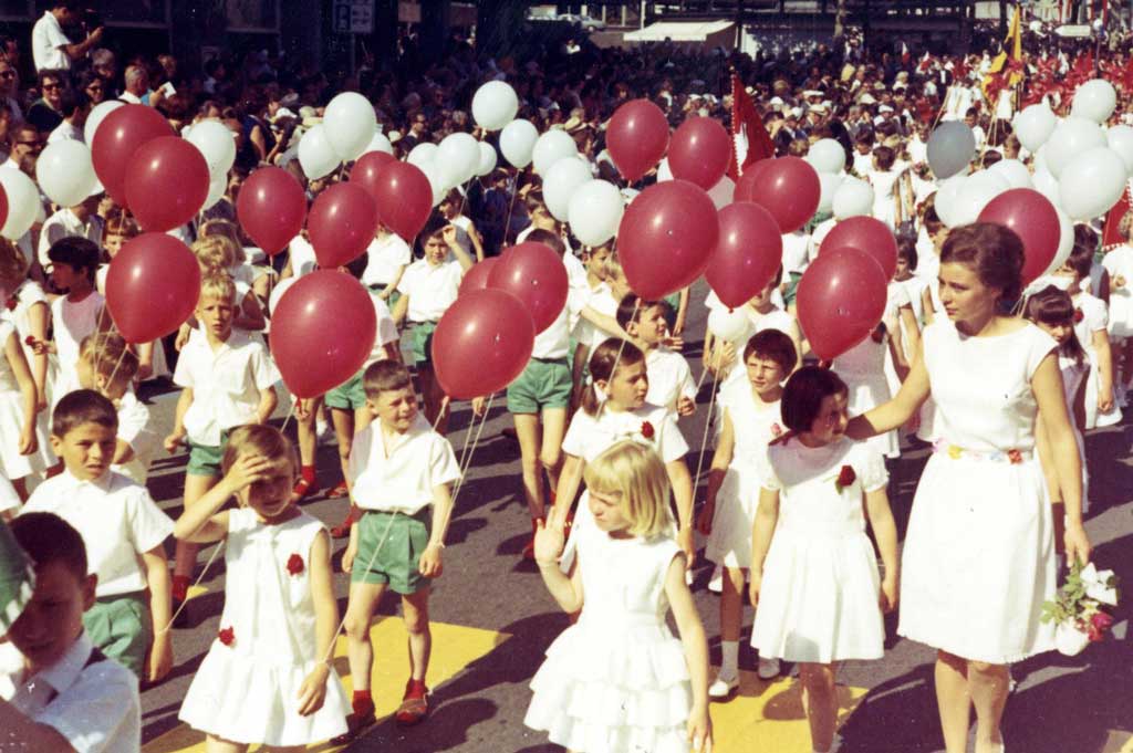 Farbenfroher Umzug mit Luftballons statt Blumen, 1960 © W. Hege, St.Gallen/Stadtarchiv St.Gallen