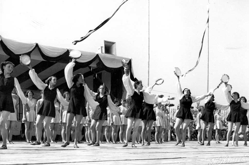 Tamburin-Tanz auf der Talhof-Bühne, 1951 © F. Krüsi, St.Gallen/Stadtarchiv St.Gallen